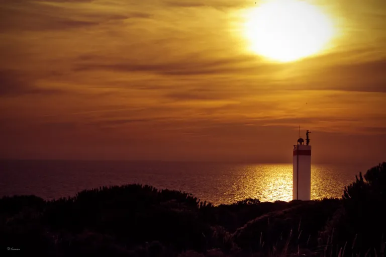 El atardecer y el faro